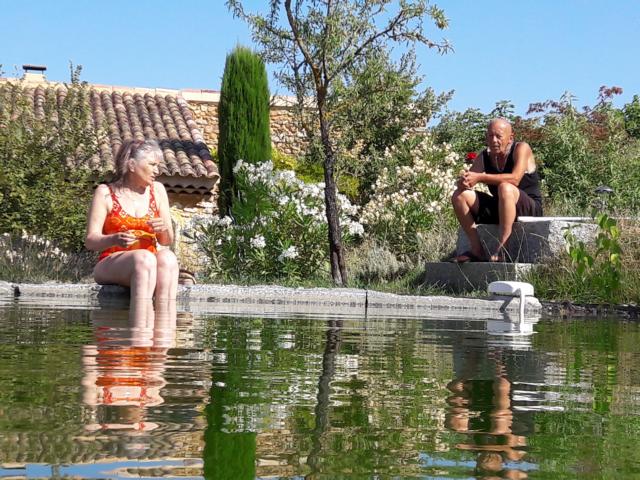 am Schwimmteich in Frankreich